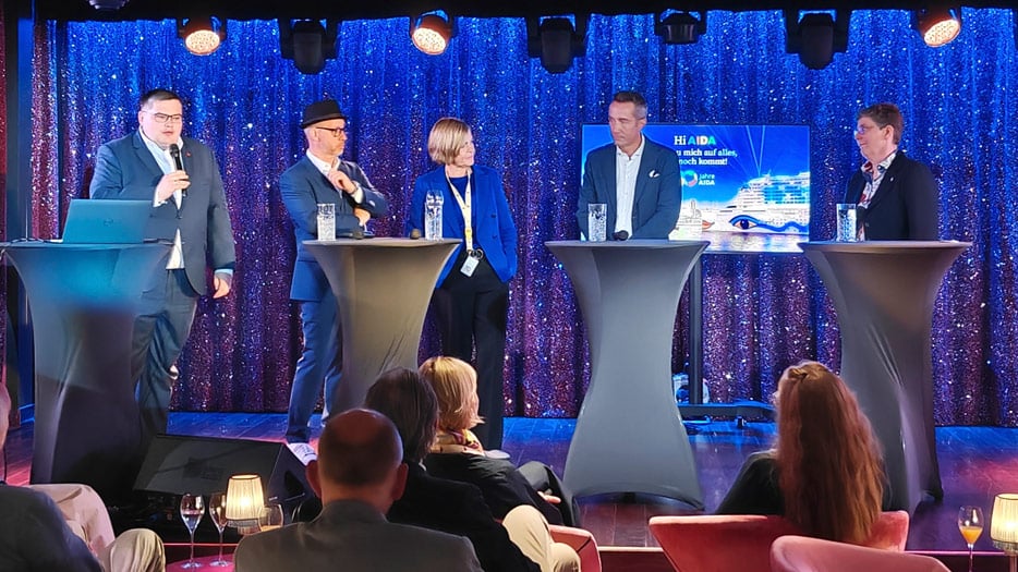 Podiumsdiskussion: AIDAs Head of Public Affairs Benjamin Müller mit Michael Otremba, Christine Beine, Simone Maraschi und Anja van Eijsden