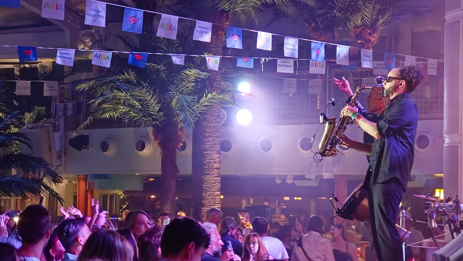 Party am Beach Club der AIDaperla