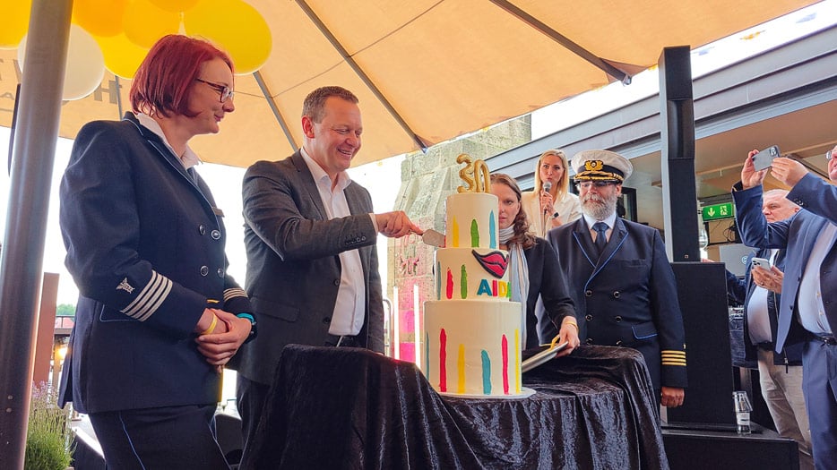 Anschneiden der Geburtstagstorte
