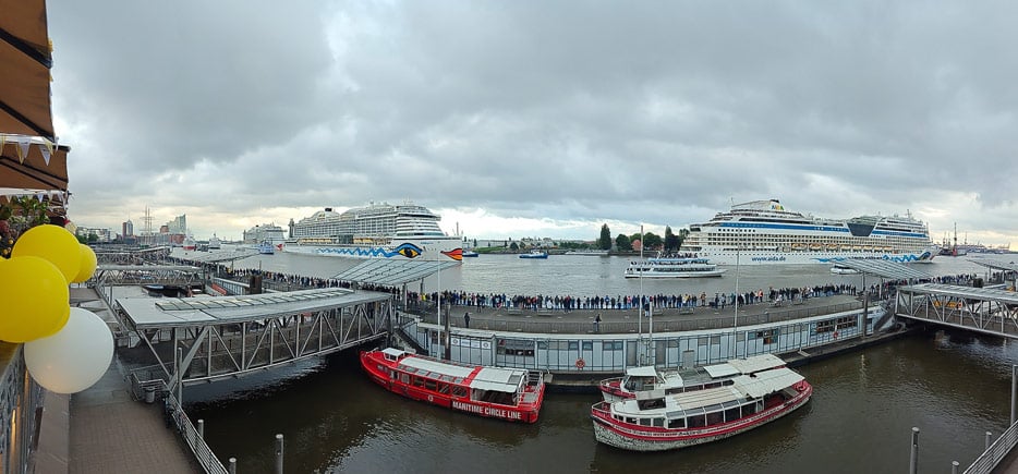 Auslaufparade vor den Landungsbrücken, Panoramablick vom Hard Rock Café