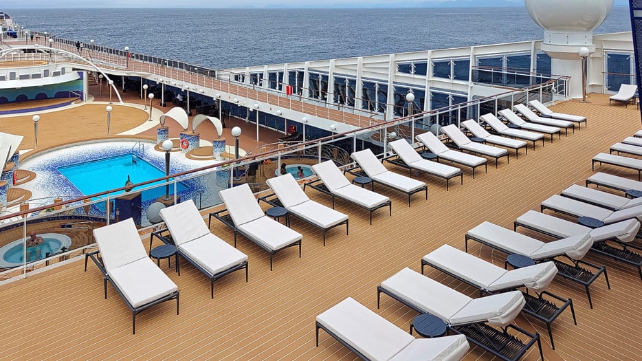 Yacht Club Sundeck 15