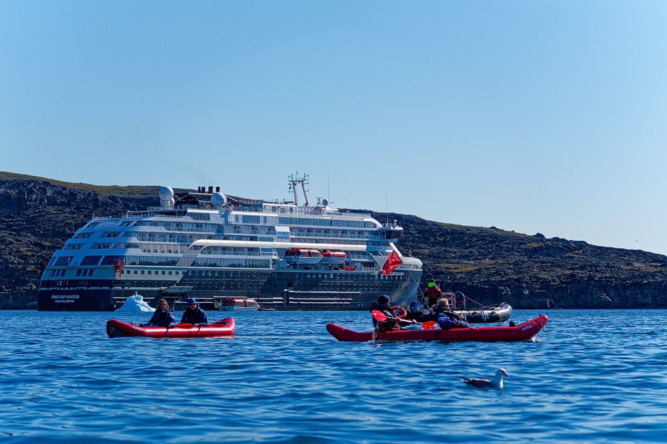 Discovery-Kajak in der Bucht vor Qeqertarsuaq