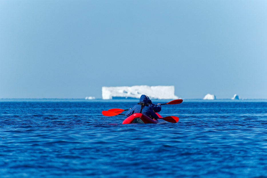 Discovery-Kajak in der Bucht vor Qeqertarsuaq
