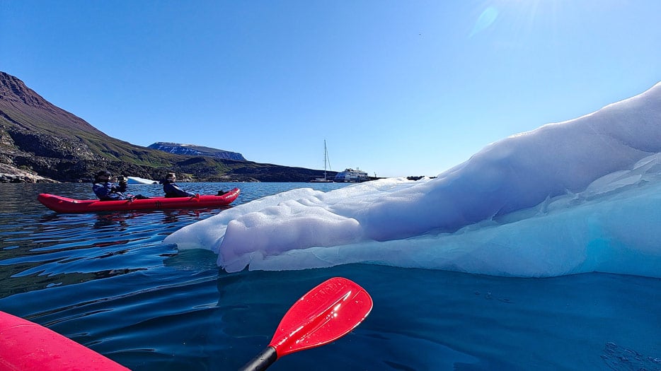 Discovery-Kajak in der Bucht vor Qeqertarsuaq
