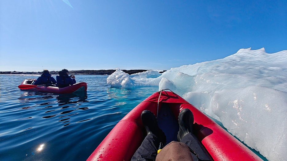 Discovery-Kajak in der Bucht vor Qeqertarsuaq