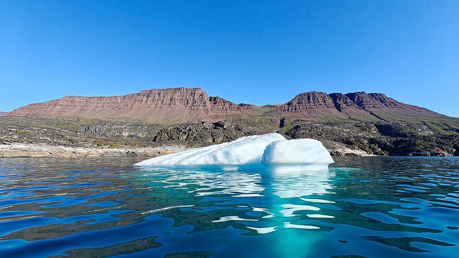 Discovery-Kajak in der Bucht vor Qeqertarsuaq