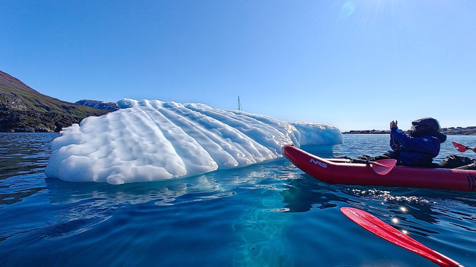 Discovery-Kajak in der Bucht vor Qeqertarsuaq