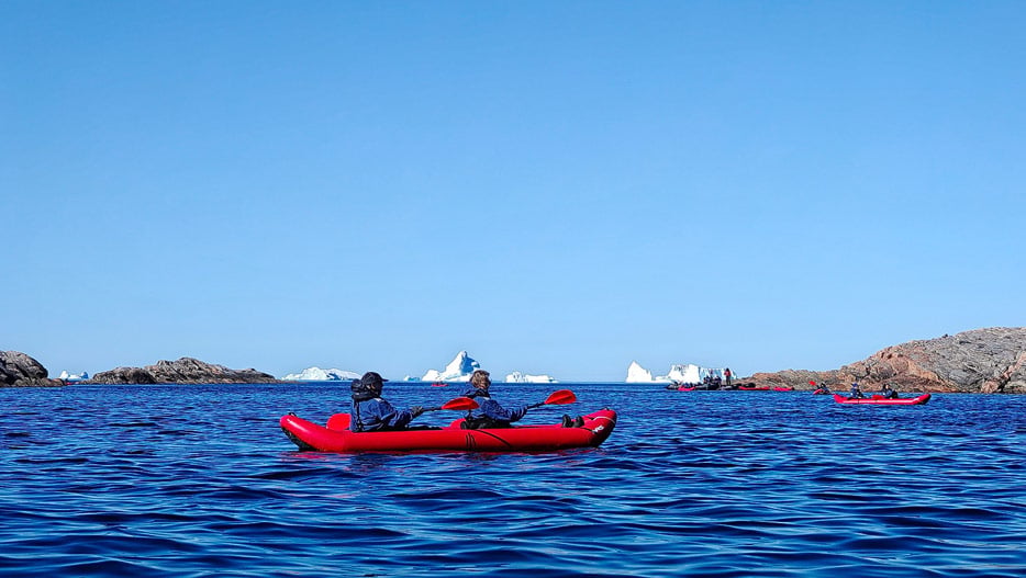Discovery-Kajak in der Bucht vor Qeqertarsuaq