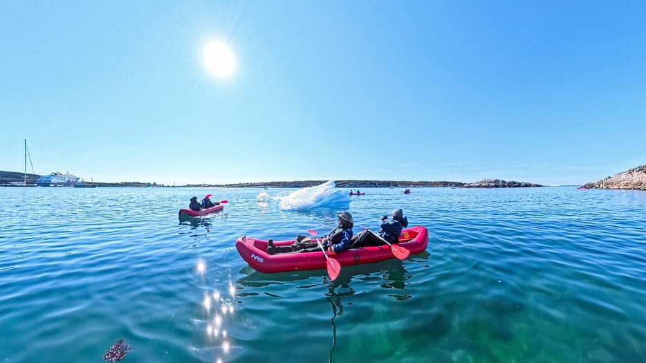 Discovery-Kajak in der Bucht vor Qeqertarsuaq