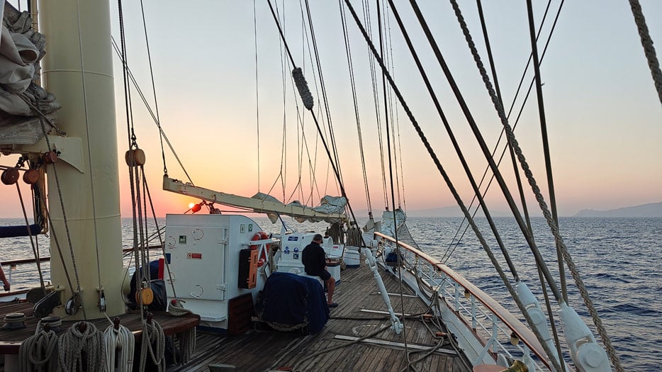 zum Sonnenaufgang an Deck
