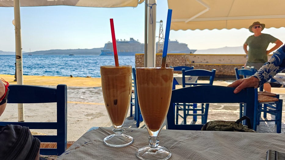 Frappé im Hafen von Fira
