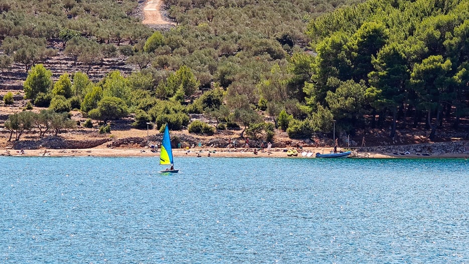 Baden und Wassersport an einem Strand gegenüber von Cres