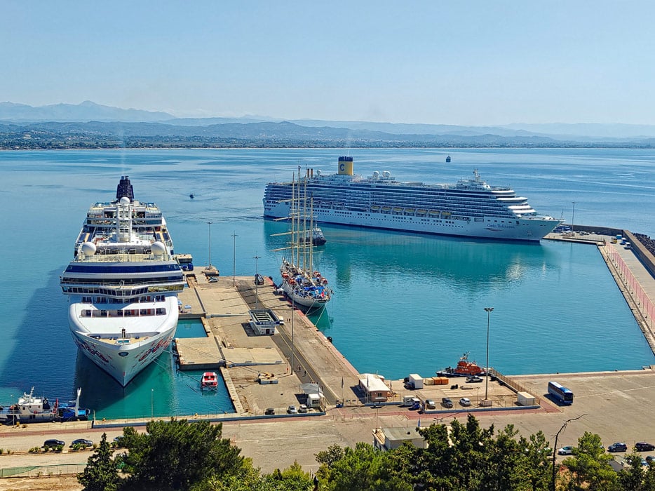 Star Clipper (max. 160 Passagiere) in Katakolon mit Norwegian Pearl (2.394 Passagiere) und Costa Deliziosa (2.260 Passagiere)