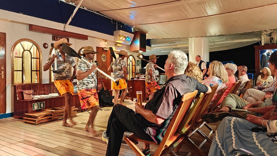 Entertainment-Highlight jeder Reise: Crew- und Passagier-Talentshow in der Tropical Bar