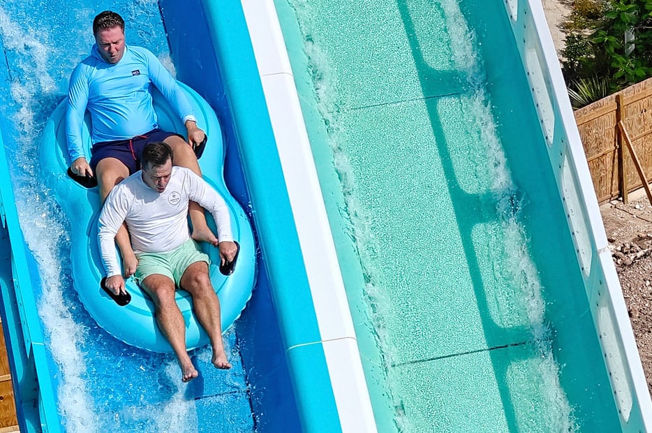 „Big Bosses“ beim Rutschen-Test im Breakwater Blaster: Patrik Dahlgren (Executive Vice President, Chief Vessel Operations and Newbuild Officer, Norwegian Cruise Line Holdings) und John W. Chidsey (CEO Norwegian Cruise Line Holdings)