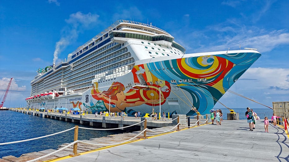 Norwegian Getaway an der Pier von Great Stirrup Cay