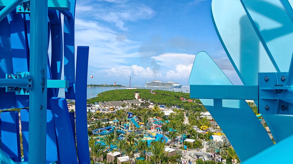 Blick auf den Wasserpark vom Tidal Tower, im Hintergrund: Coco Cay
